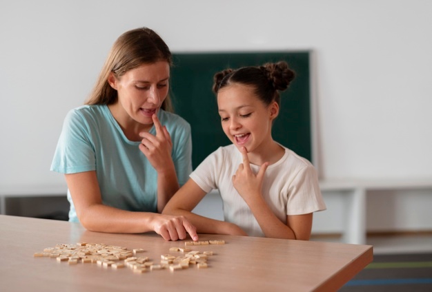 female-psychologist-helping-girl-speech-therapy_23-2149113884